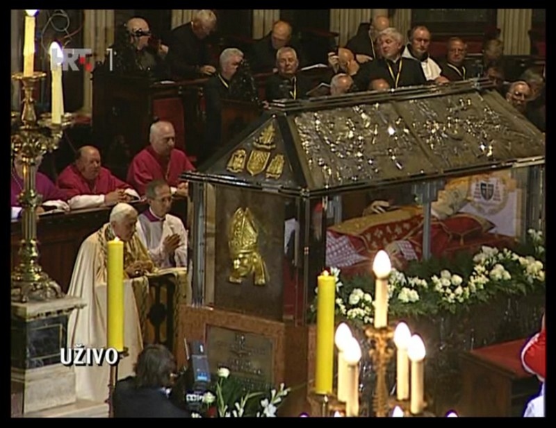 benedict-xvi-at-grave-of-blessed-stepinac-in-zagreb-cathedral-croatia