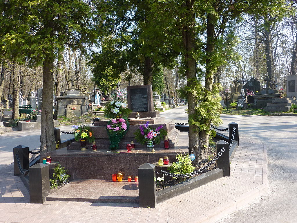 buriel place 1024px-Lwów-cmJanowski-GrobJozefaBilczewskiego.jpg